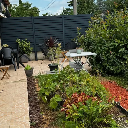 Au Calme Dans Maison En Rez De Jardin A 2,2 Kms Du Groupama Stadium Et Salle Ldlc Arena Apartment *