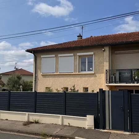 Apartment Au Calme Dans Maison En Rez De Jardin A 2,2 Kms Du Groupama Stadium Et Salle Ldlc Arena Meyzieu